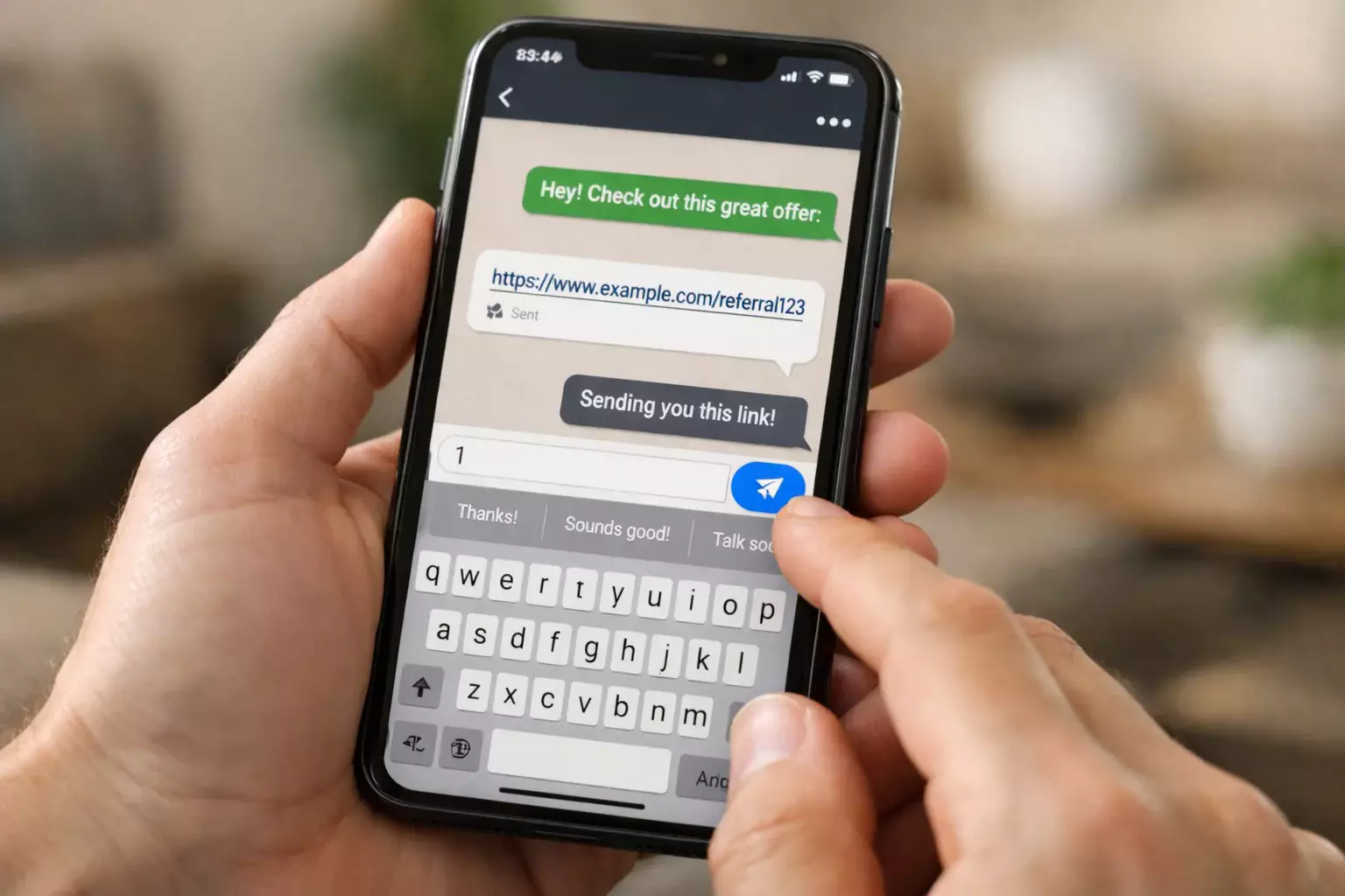 Personne envoyant un lien de parrainage depuis son smartphone à un ami